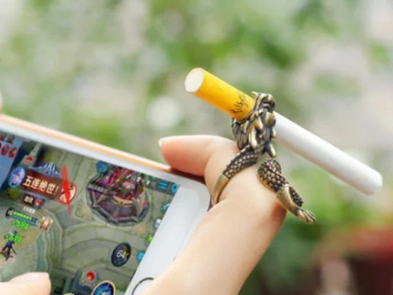 Dragon's Embrace Cigarette Holder Ring – Mystical Finger Accessory for Smokers, Ideal Smoker Gift