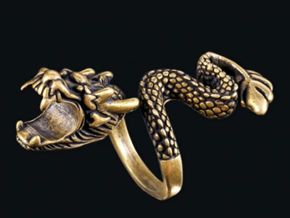 Dragon's Embrace Cigarette Holder Ring – Mystical Finger Accessory for Smokers, Ideal Smoker Gift