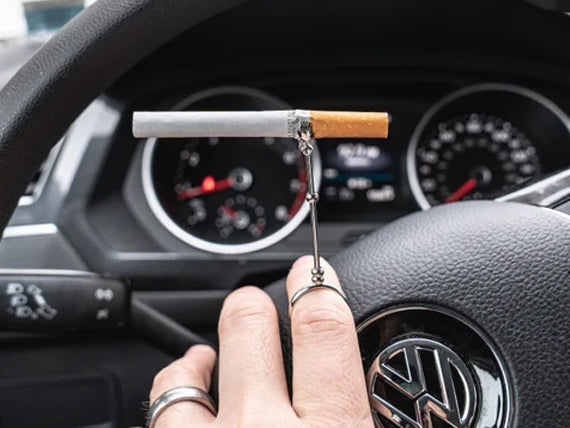 Silver Hand Elegant Boho Chic Cigarette Holder Ring – Fashionable Finger Accessory for Smokers