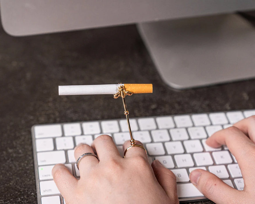 Golden Bee Elegant Boho Chic Cigarette Holder Ring – Fashionable Finger Accessory for Smokers