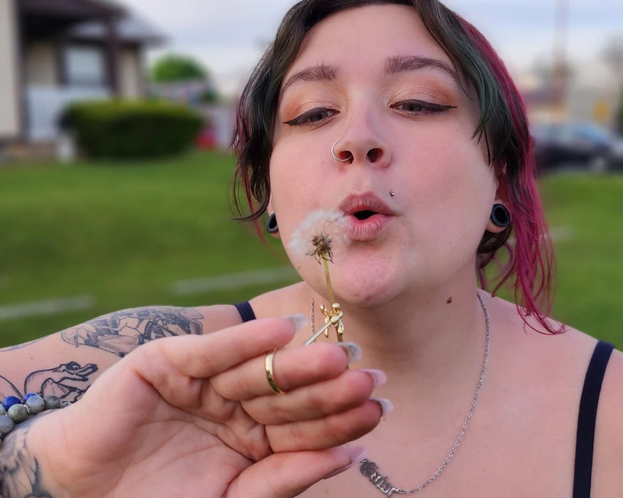 Golden Bee Elegant Boho Chic Cigarette Holder Ring – Fashionable Finger Accessory for Smokers