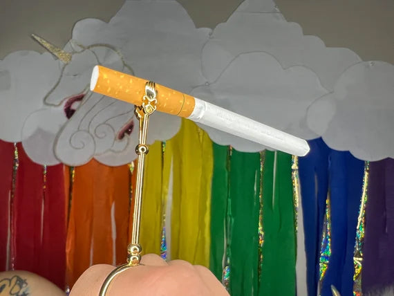 Golden Hand Elegant Boho Chic Cigarette Holder Ring – Fashionable Finger Accessory for Smokers