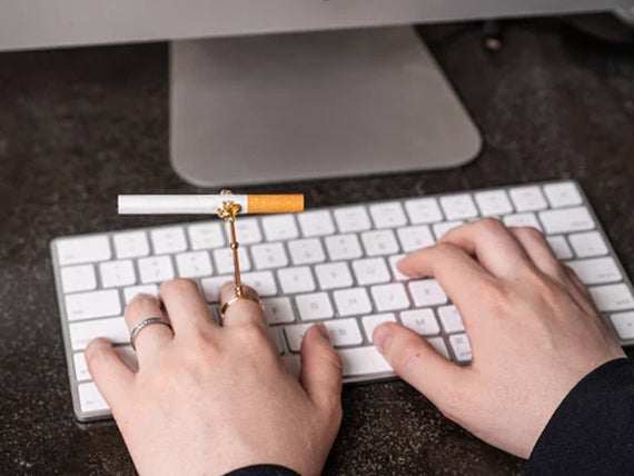 Golden Rose Elegant Boho Chic Cigarette Holder Ring – Fashionable Finger Accessory for Smokers