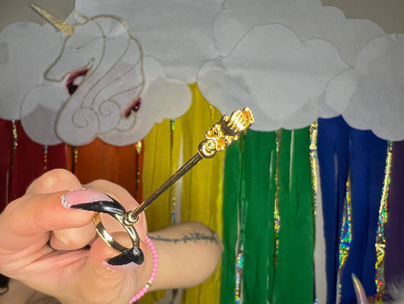 Golden Hand Elegant Boho Chic Cigarette Holder Ring – Fashionable Finger Accessory for Smokers