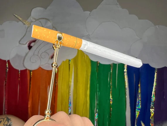 Golden Hand Elegant Boho Chic Cigarette Holder Ring – Fashionable Finger Accessory for Smokers
