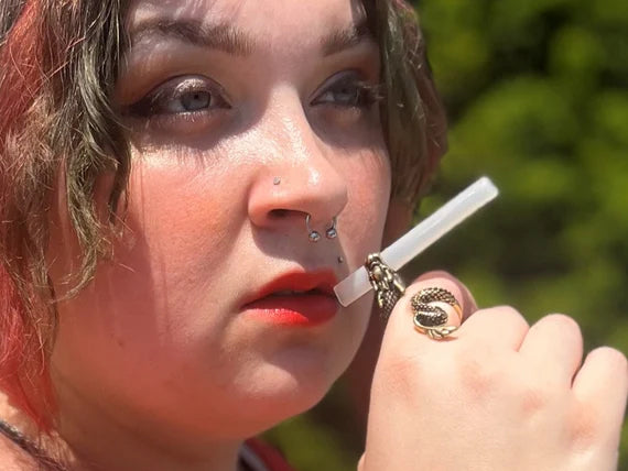 Dragon's Embrace Cigarette Holder Ring – Mystical Finger Accessory for Smokers, Ideal Smoker Gift