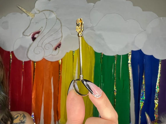 Golden Hand Elegant Boho Chic Cigarette Holder Ring – Fashionable Finger Accessory for Smokers