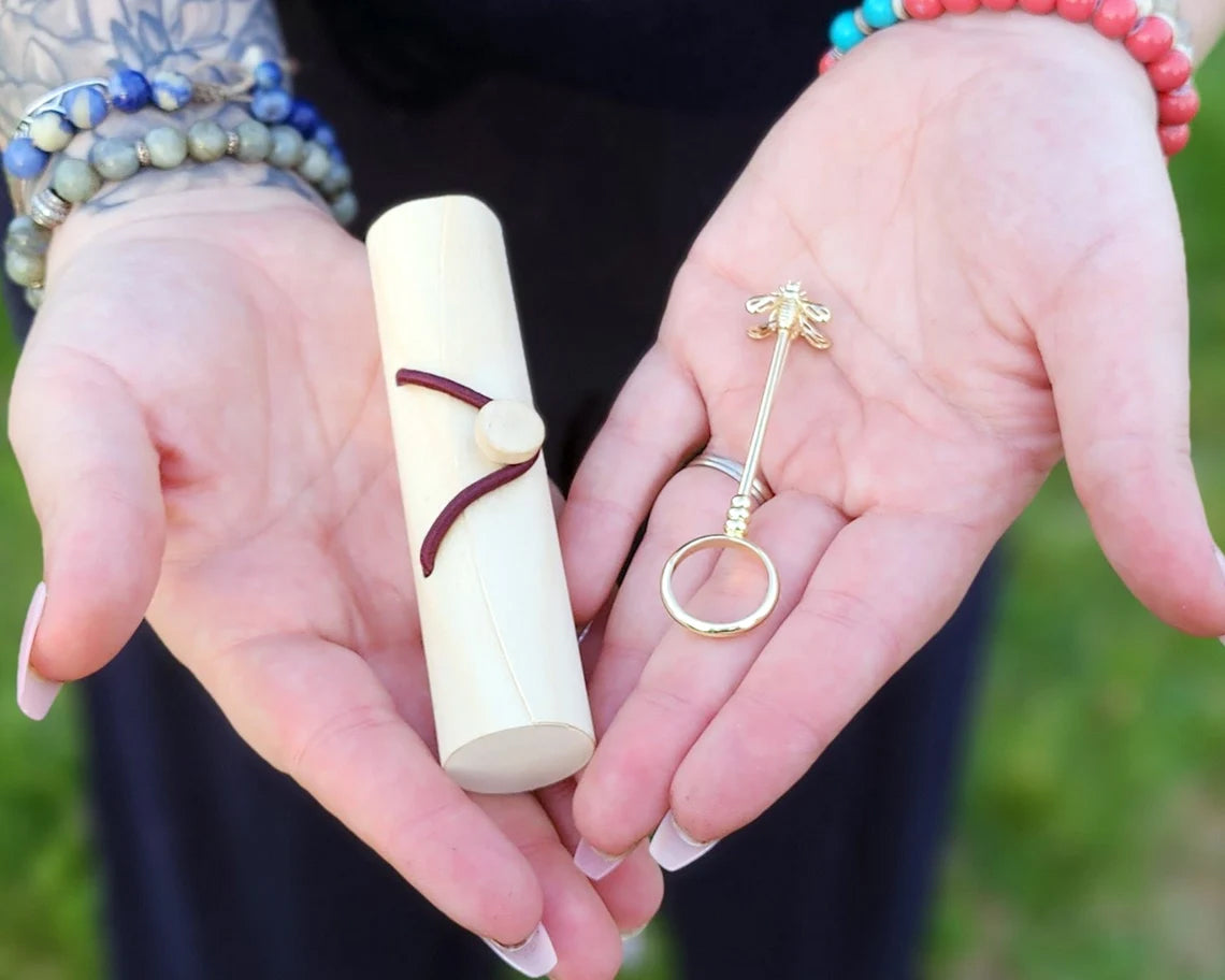 Golden Bee Elegant Boho Chic Cigarette Holder Ring – Fashionable Finger Accessory for Smokers