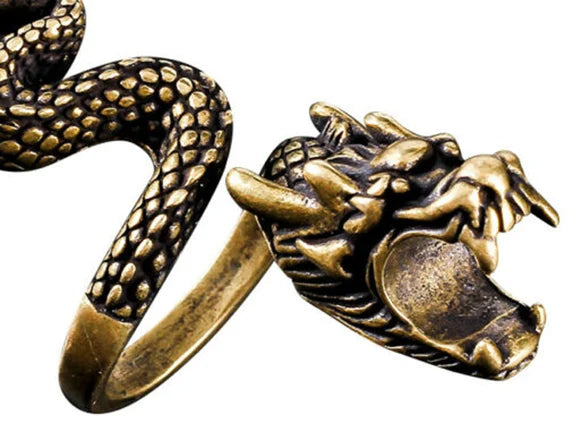 Dragon's Embrace Cigarette Holder Ring – Mystical Finger Accessory for Smokers, Ideal Smoker Gift
