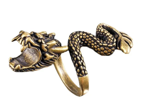 Dragon's Embrace Cigarette Holder Ring – Mystical Finger Accessory for Smokers, Ideal Smoker Gift