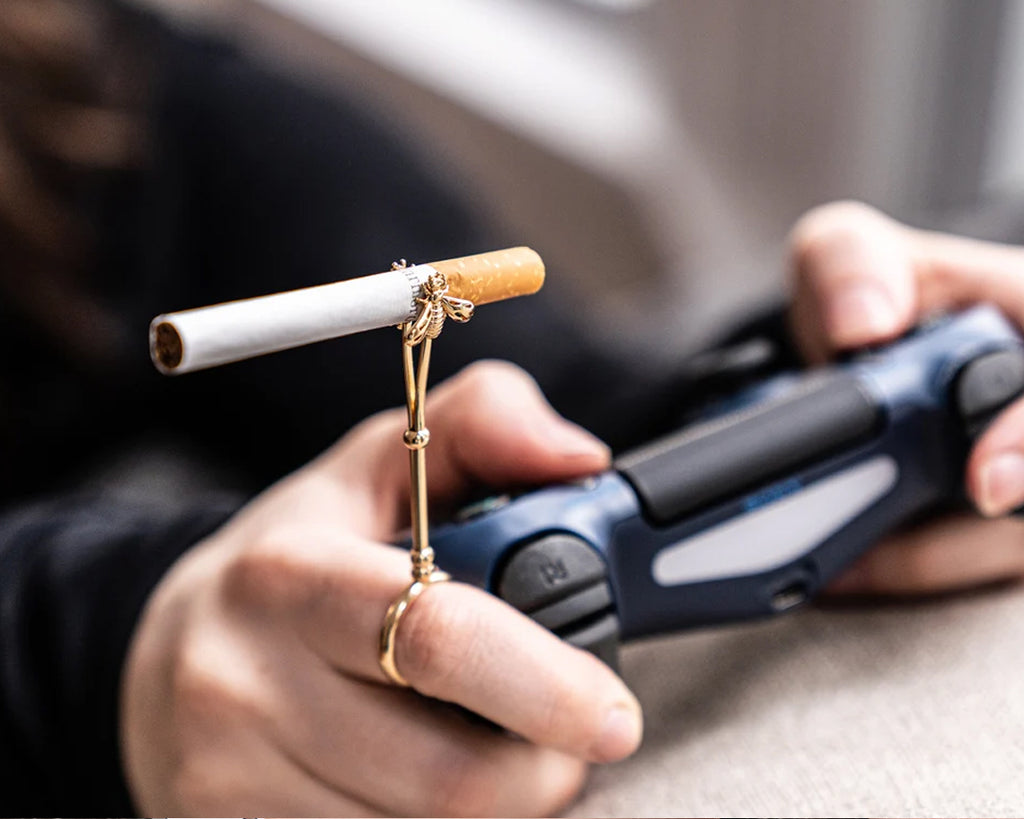 Golden Bee Elegant Boho Chic Cigarette Holder Ring – Fashionable Finger Accessory for Smokers