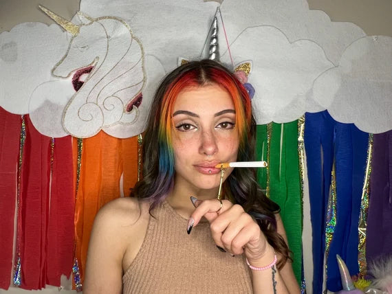 Golden Hand Elegant Boho Chic Cigarette Holder Ring – Fashionable Finger Accessory for Smokers