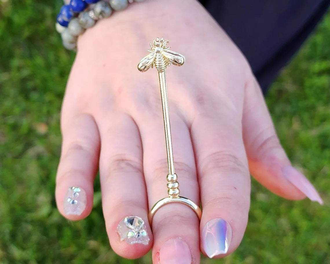 Golden Bee Elegant Boho Chic Cigarette Holder Ring – Fashionable Finger Accessory for Smokers