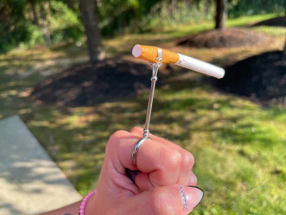 Silver Hand Elegant Boho Chic Cigarette Holder Ring – Fashionable Finger Accessory for Smokers