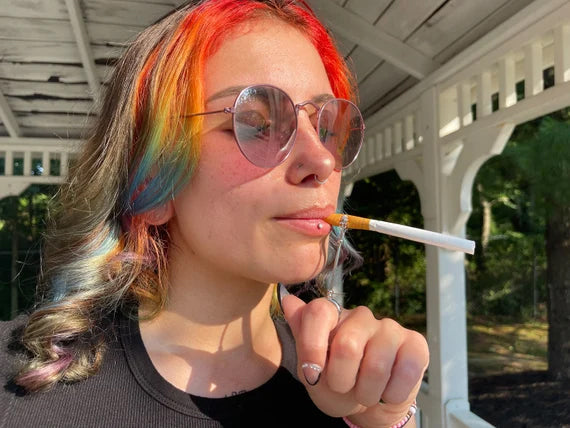 Silver Hand Elegant Boho Chic Cigarette Holder Ring – Fashionable Finger Accessory for Smokers