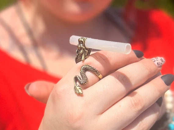 Dragon's Embrace Cigarette Holder Ring – Mystical Finger Accessory for Smokers, Ideal Smoker Gift