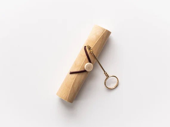 Golden Hand Elegant Boho Chic Cigarette Holder Ring – Fashionable Finger Accessory for Smokers