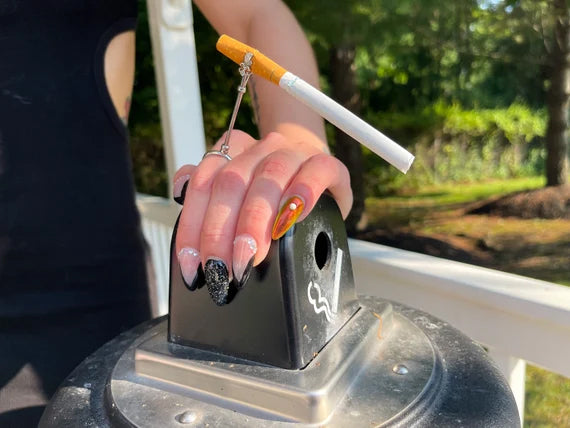 Silver Hand Elegant Boho Chic Cigarette Holder Ring – Fashionable Finger Accessory for Smokers