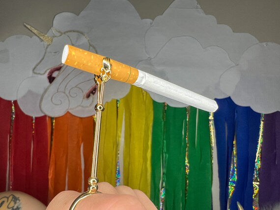 Golden Hand Elegant Boho Chic Cigarette Holder Ring – Fashionable Finger Accessory for Smokers