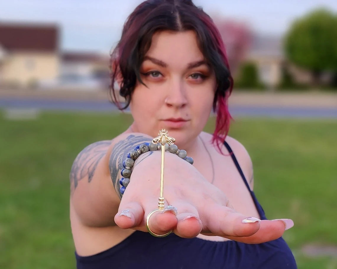 Golden Bee Elegant Boho Chic Cigarette Holder Ring – Fashionable Finger Accessory for Smokers