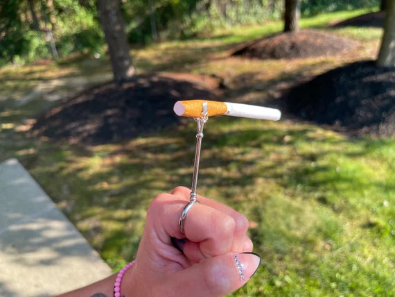 Silver Hand Elegant Boho Chic Cigarette Holder Ring – Fashionable Finger Accessory for Smokers