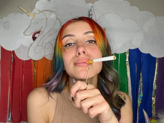 Golden Hand Elegant Boho Chic Cigarette Holder Ring – Fashionable Finger Accessory for Smokers