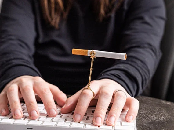 Golden Rose Elegant Boho Chic Cigarette Holder Ring – Fashionable Finger Accessory for Smokers