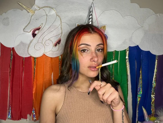 Golden Hand Elegant Boho Chic Cigarette Holder Ring – Fashionable Finger Accessory for Smokers