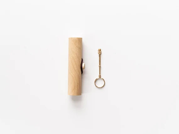 Golden Hand Elegant Boho Chic Cigarette Holder Ring – Fashionable Finger Accessory for Smokers