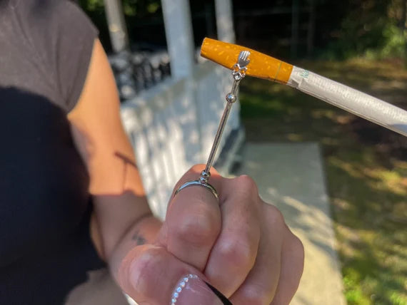 Silver Hand Elegant Boho Chic Cigarette Holder Ring – Fashionable Finger Accessory for Smokers