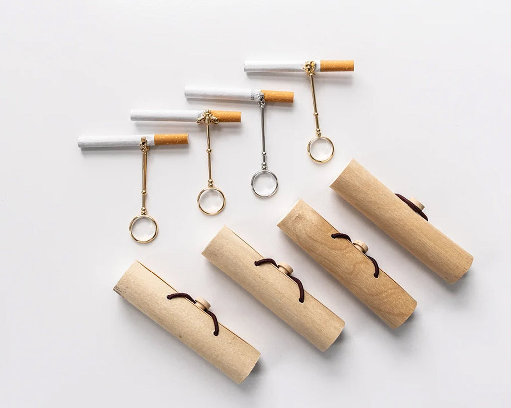 Golden Hand Elegant Boho Chic Cigarette Holder Ring – Fashionable Finger Accessory for Smokers