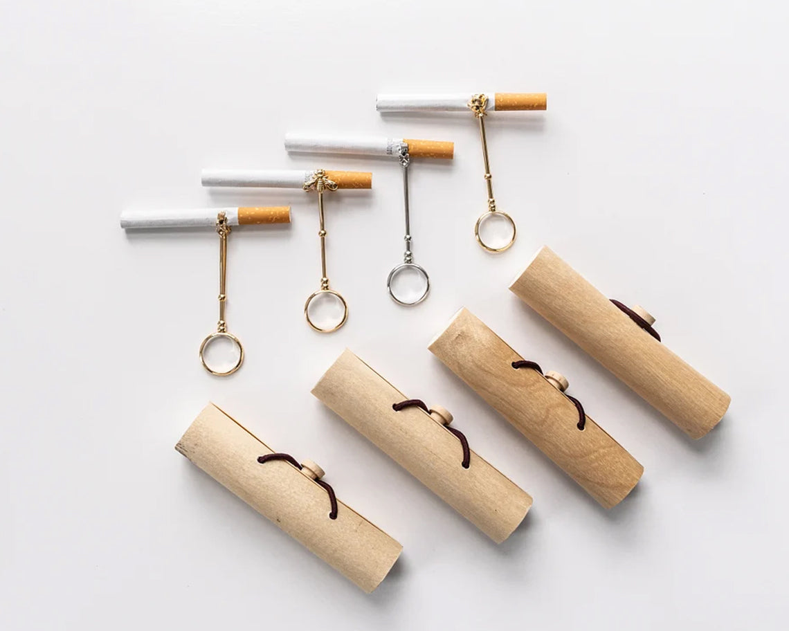 Golden Hand Elegant Boho Chic Cigarette Holder Ring – Fashionable Finger Accessory for Smokers